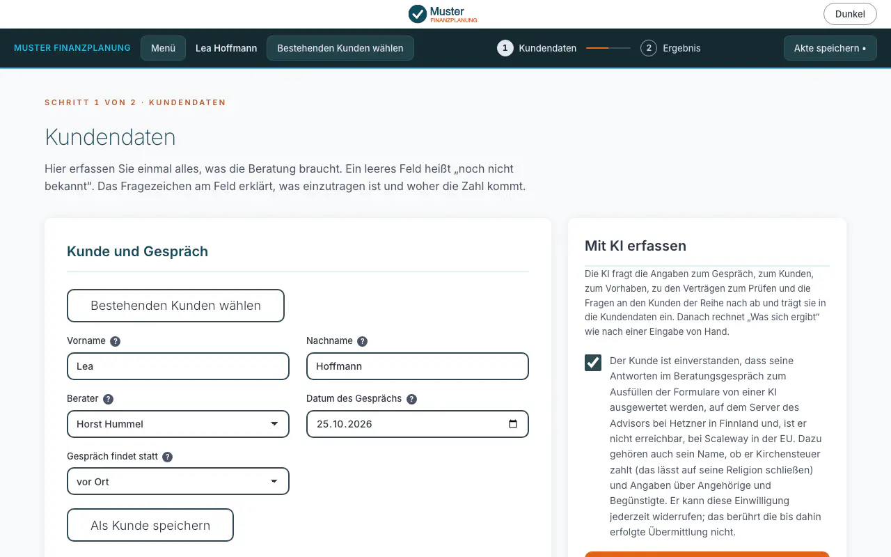 Aufnahme aus dem IIINITY Advisor: Die KI fragt, der Berater antwortet in einem Satz, Geburtsdatum, Vorhaben, Sparrate und Einmalzahlung stehen markiert in den Kundendaten, am Ende das Ergebnis